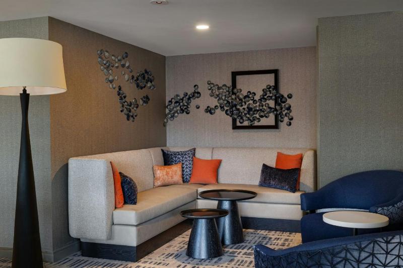 Club King Guest Room image 4
