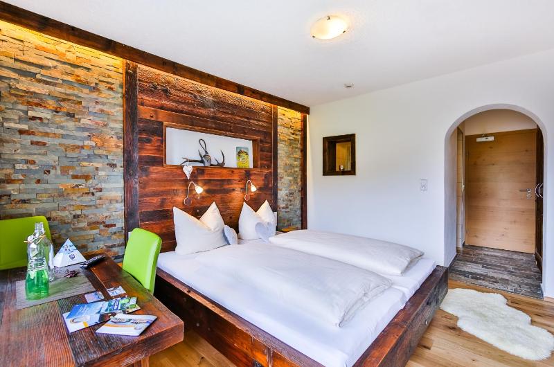 Deluxe Double Room with Balcony image 4