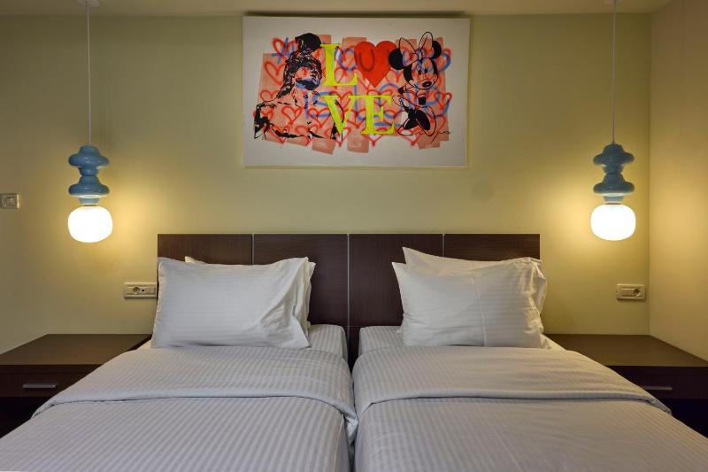 Standard Twin Room image 1