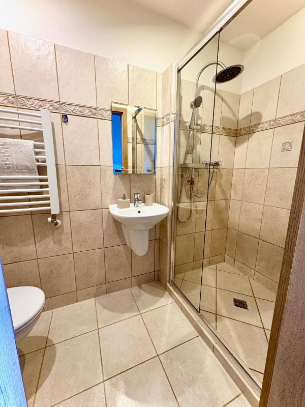 Twin Room with Bathroom image 4