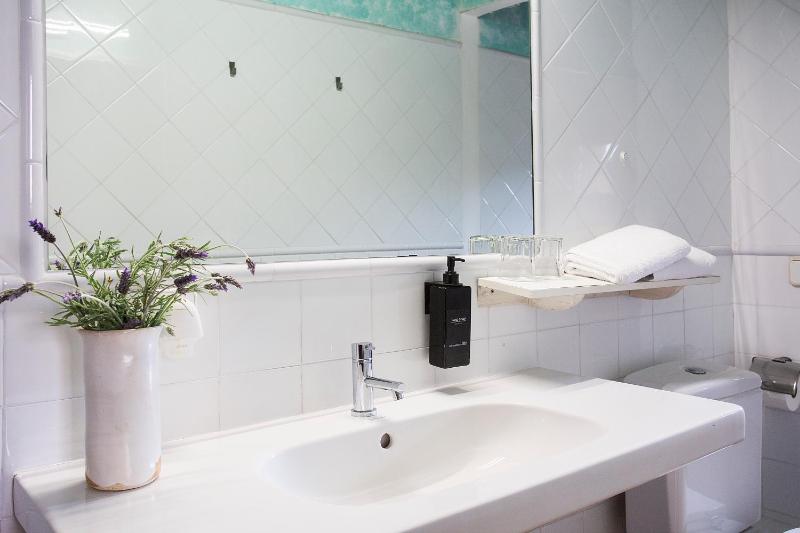 Twin Room with Private External Bathroom image 1