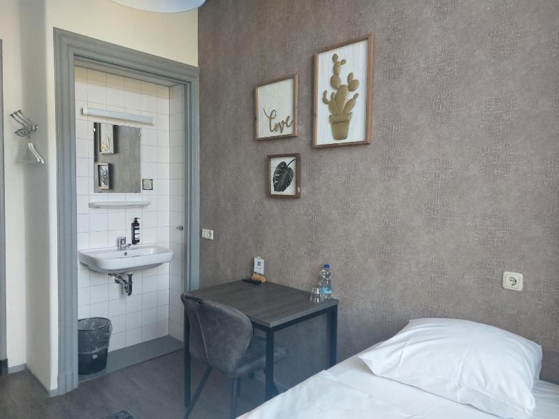 Single Room image 3
