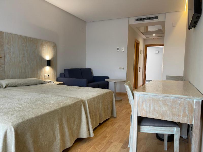 Habitación doble 1 o 2 camas con vistas a la calle image 2