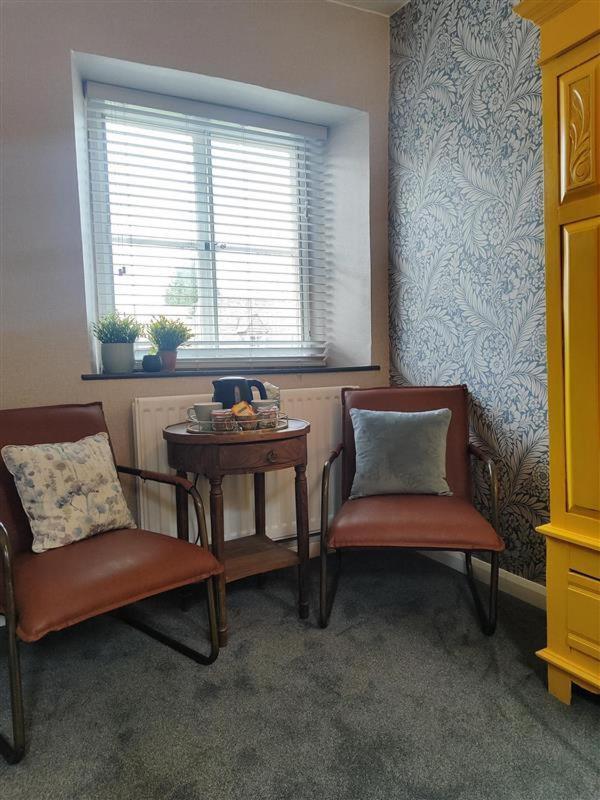Superior King Room image 4