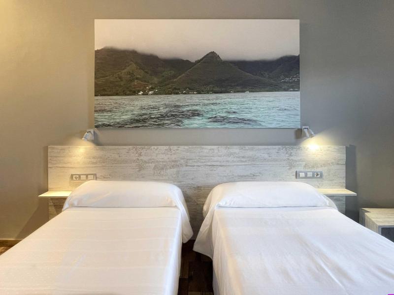 Twin Room with View image 3