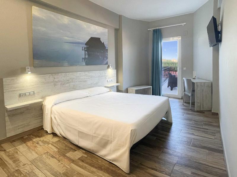 Queen Room with Balcony image 2