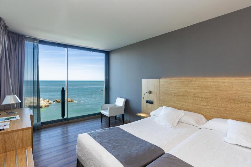 Double or Twin Room with Sea View image 3
