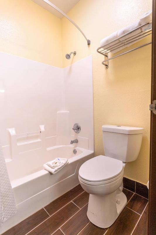 Queen Room - Non-Smoking image 2