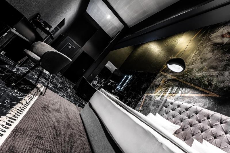 Deluxe Studio image 3