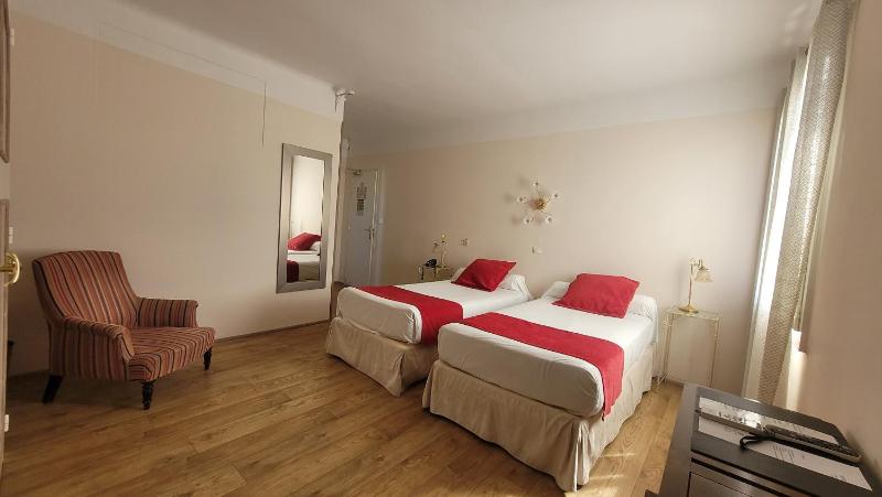 Twin Room image 4