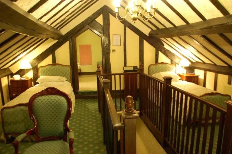 Twin Room en suite image 3