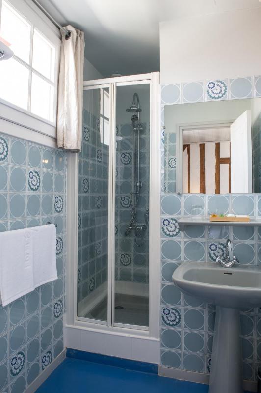 Twin Room with Shower image 4