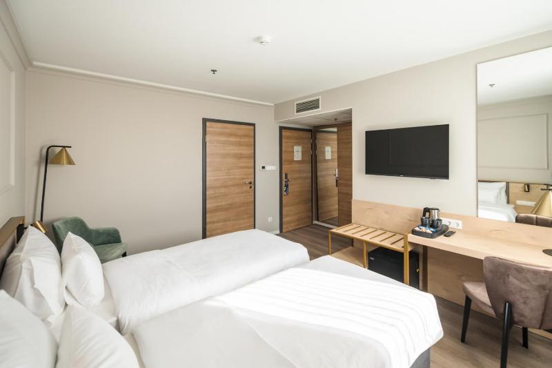 Standard Twin/Double Room image 3
