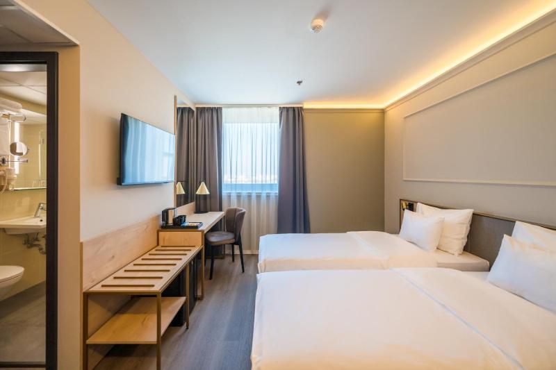 Standard Twin/Double Room image 2