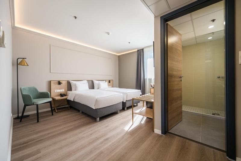 Standard Twin/Double Room image 4