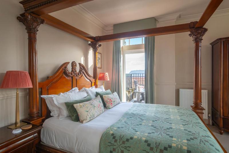 Superior Room with Sea View Four Poster image 2