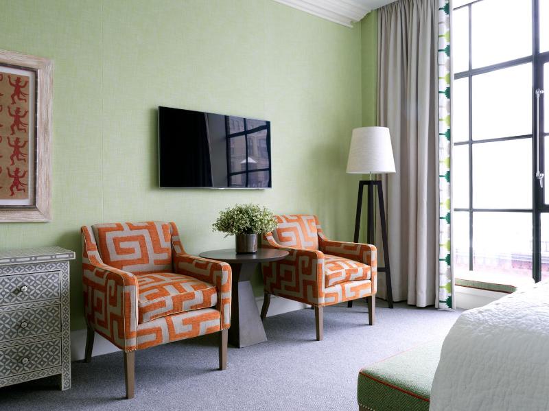 Superior King Room image 3