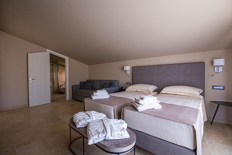 Twin Room image 2