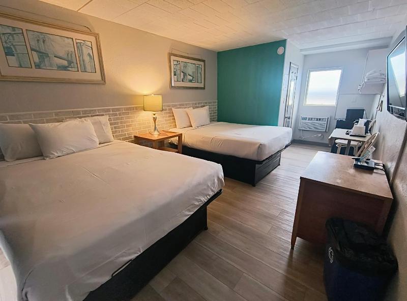 Classic Room with Two Double Beds image 2