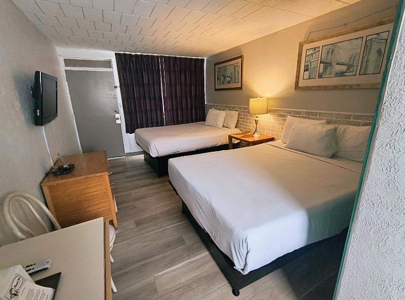 Classic Room with Two Double Beds image 3