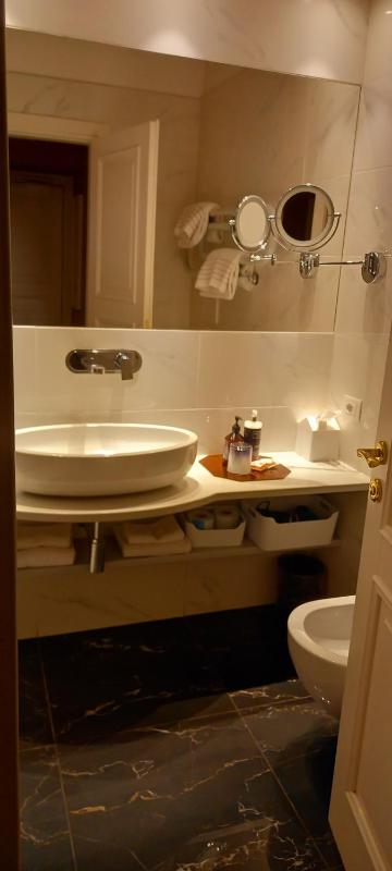 Superior King Room City View  image 4