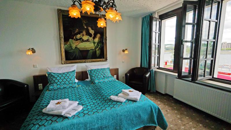 Triple Room with Bathroom image 1