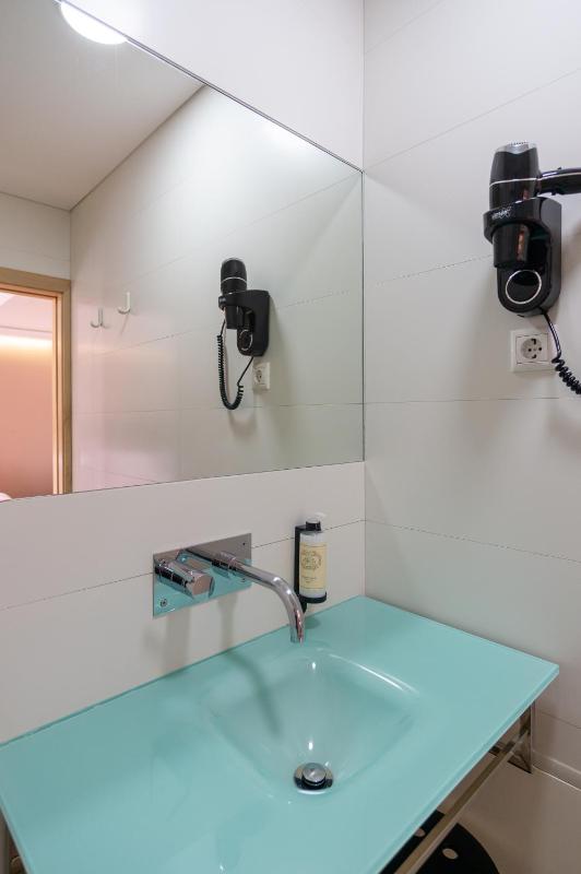 Double or Twin Room image 4