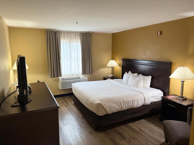 King Room - Accessible/Non-Smoking image 4