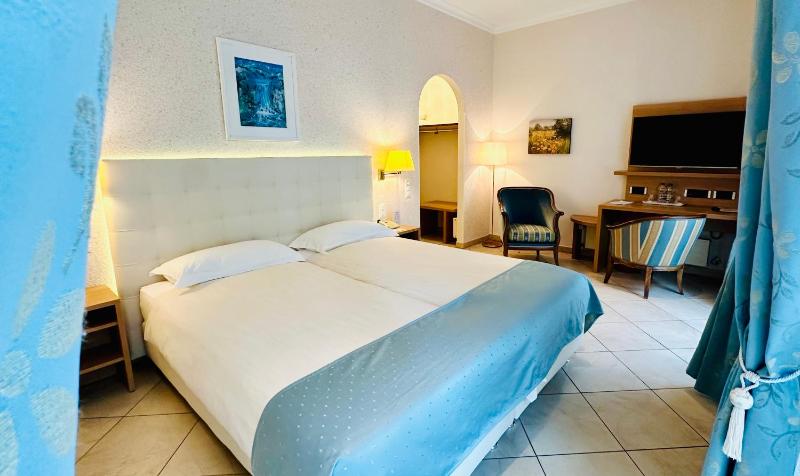 Executive Twin Room with Balcony  image 3