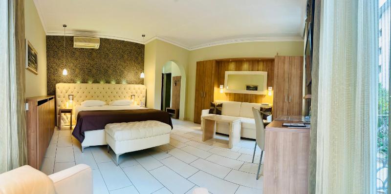 Junior Suite with Balcony image 3