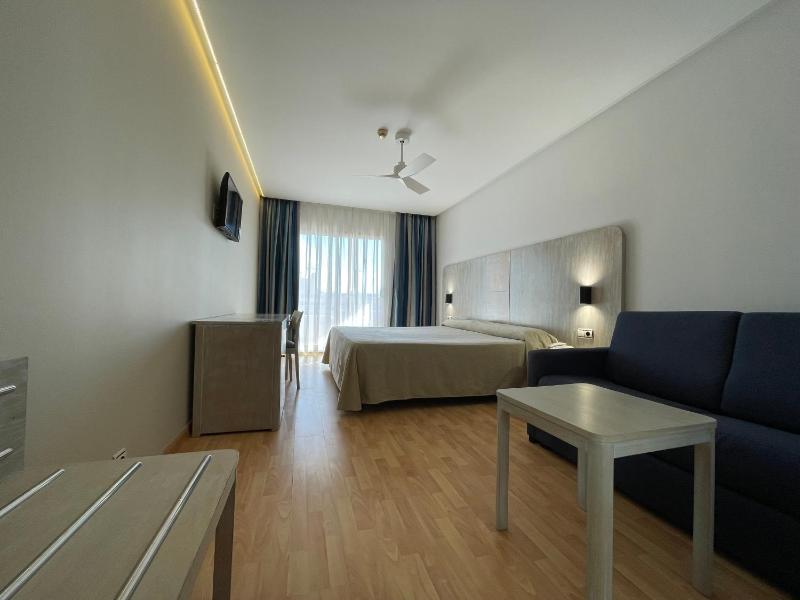 Habitación doble 1 o 2 camas + cama supletoria con vistas a la calle image 3