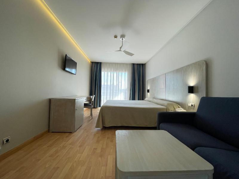 Habitación doble 1 o 2 camas + cama supletoria con vistas a la calle image 2