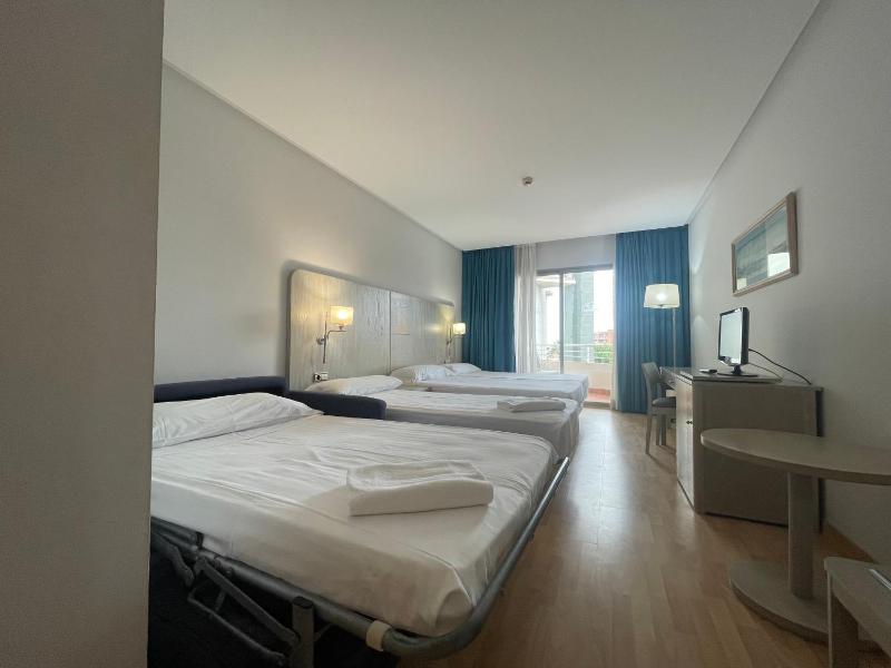 Habitación doble 1 o 2 camas + cama supletoria con vistas a la calle image 1