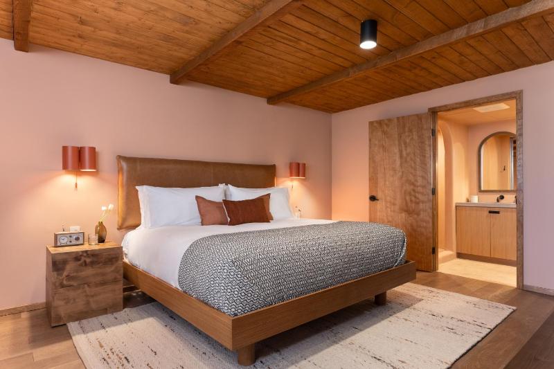 Junior Suite with Balcony image 1