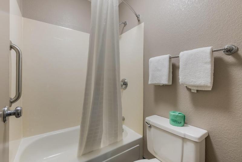 Deluxe Room with Two Queen Beds Non-Smoking image 2