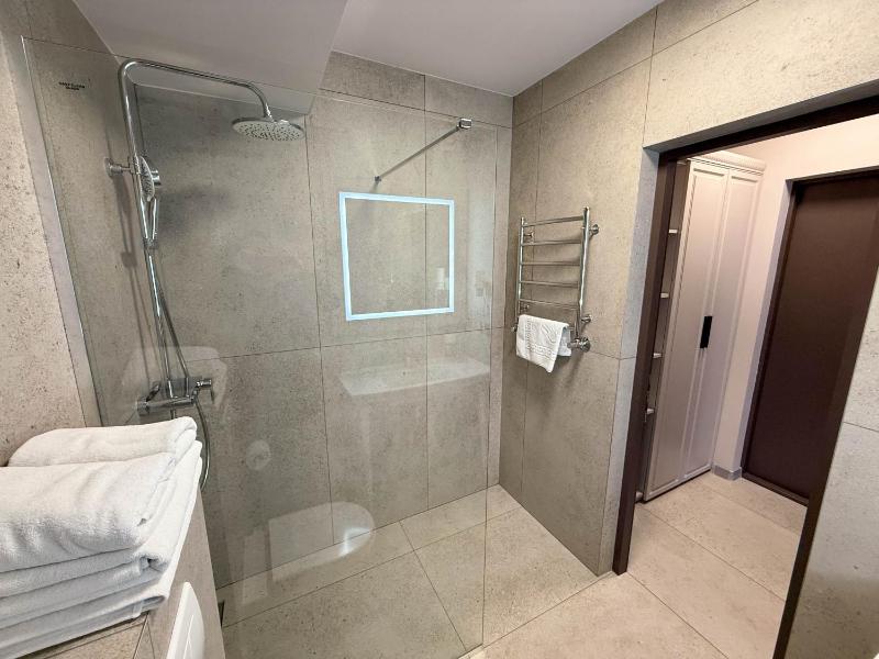 Standard Twin Room image 3
