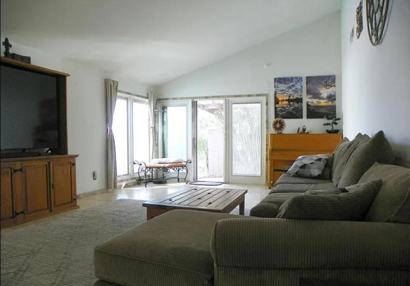 Lakefront Home with Pool and WiFi - image 9