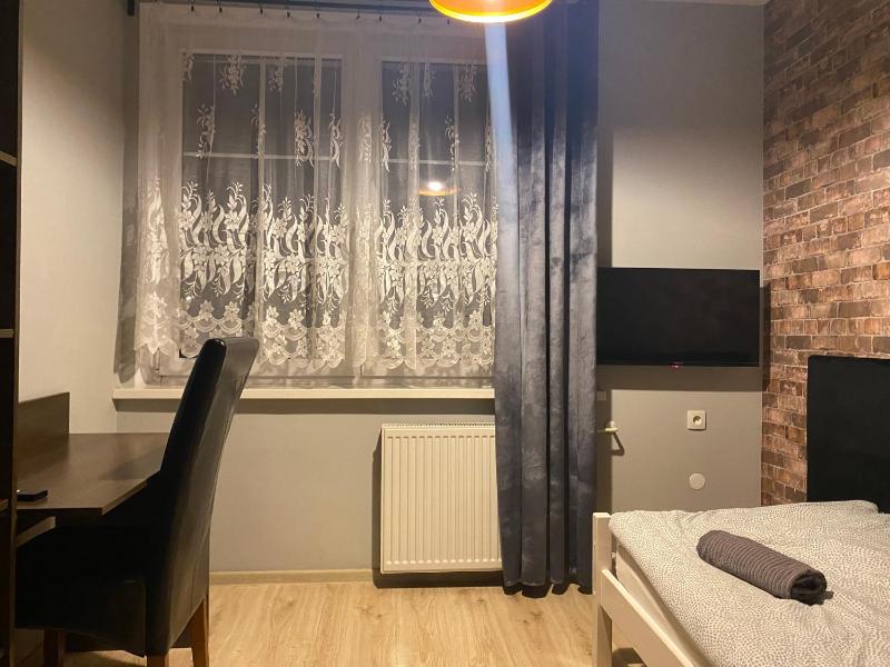 Single Room with Shared Bathroom image 3