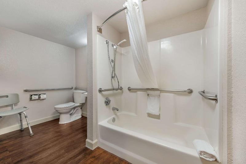 King Suite with Bath Tub - Mobility Accessible image 4