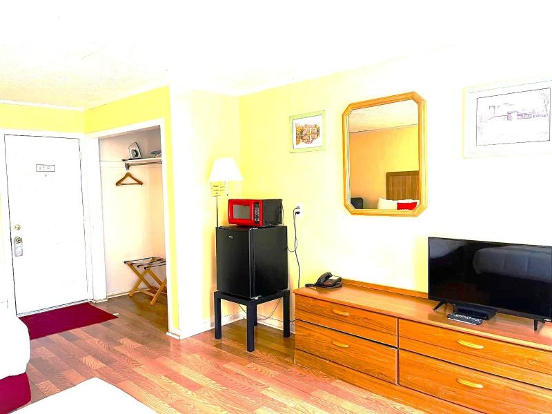2 Queen beds and 1 single bed image 2