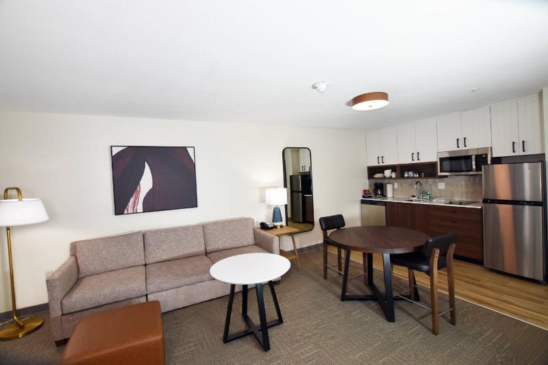One-Bedroom Queen Suite image 3