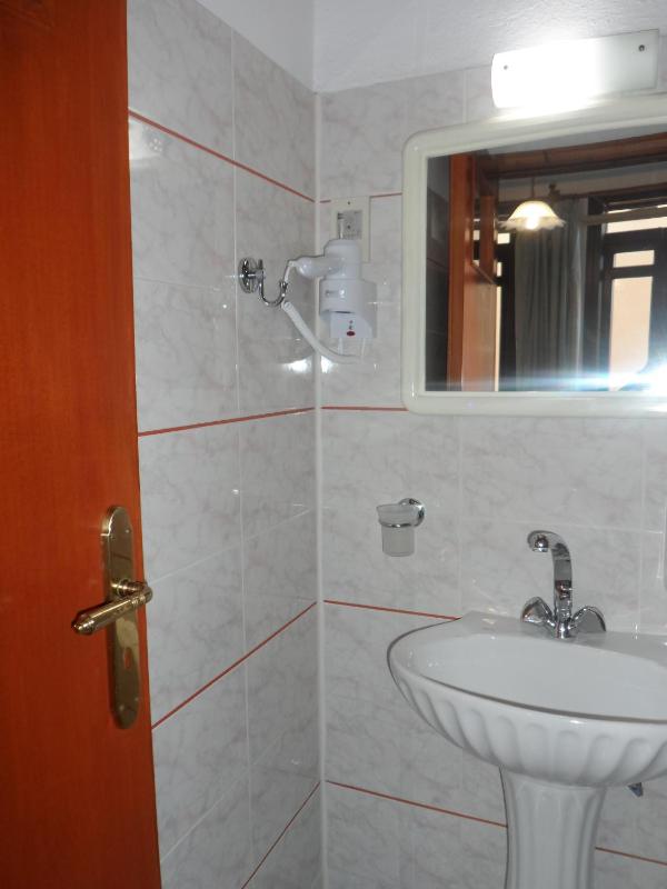 Standard Double Room 2 image 3