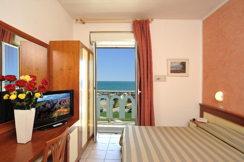 Double or Twin Room with Sea View image 3