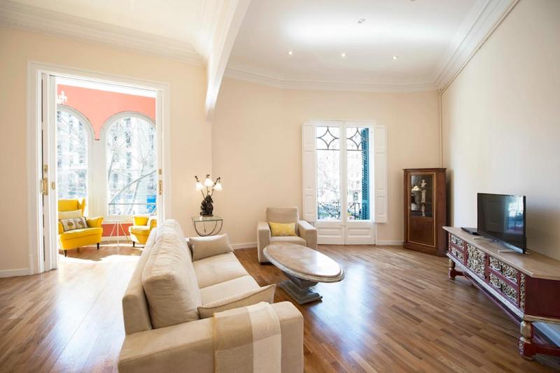 Superior Three-Bedroom Apartment - Carrer València image 3