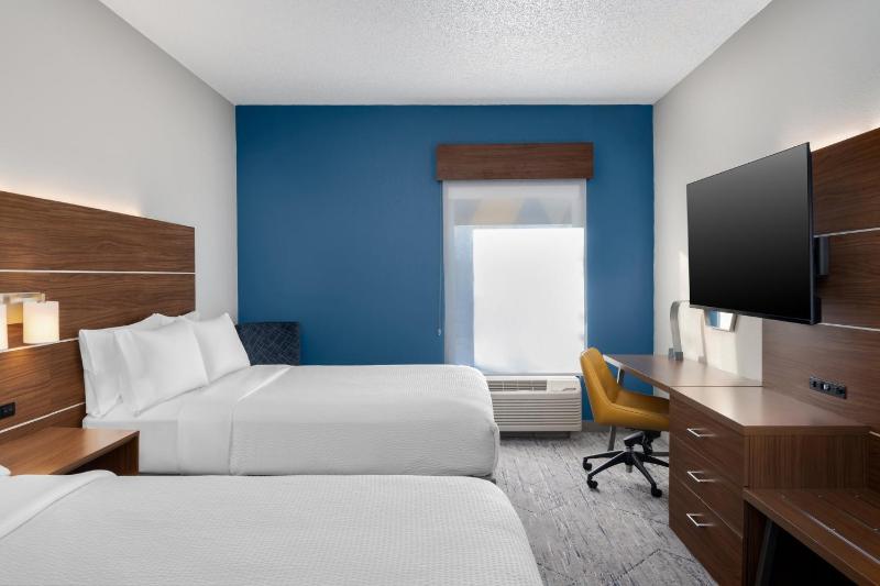 Queen Room with Two Queen Beds image 2
