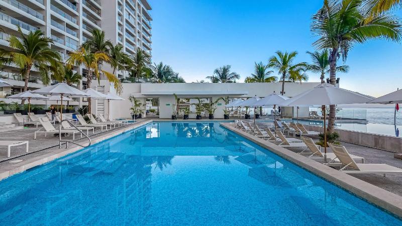Stunning Beachfront Condo - Sea Views & Pools - image 11