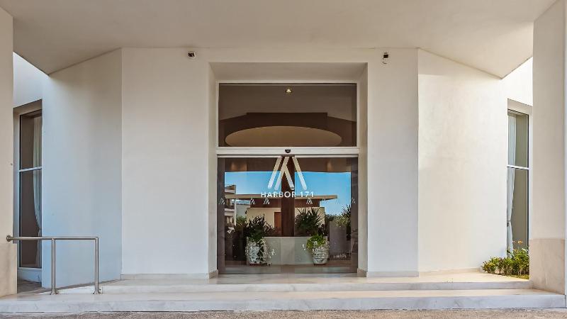Stunning Beachfront Condo - Sea Views & Pools - image 14