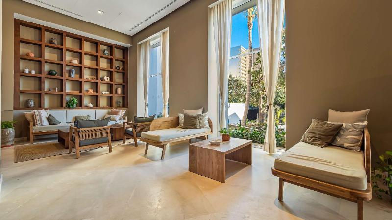 Stunning Beachfront Condo - Sea Views & Pools - image 2