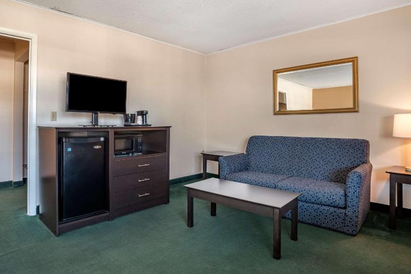  Two Double Beds with Sofa Bed image 4
