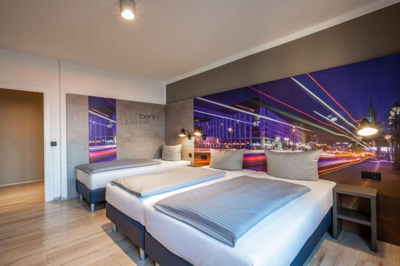  Family Room (6 Adults) image 3